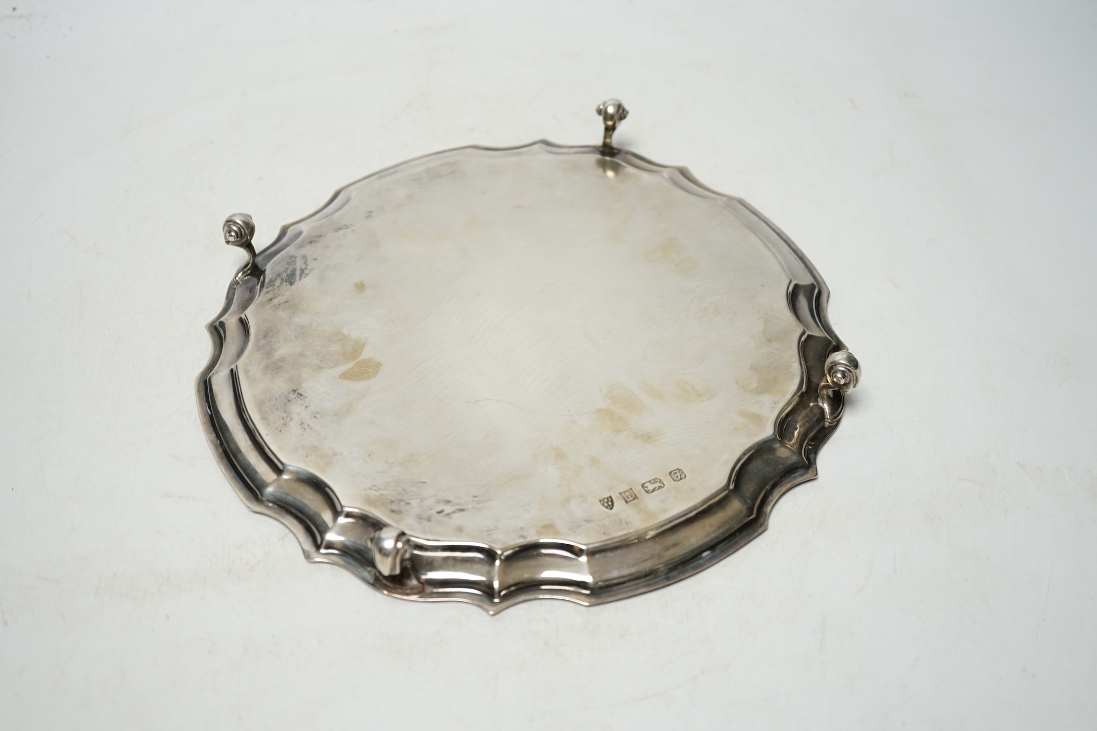 A modern silver salver, J.B. Chatterley & Sons Ltd, Birmingham, 1980, diameter 25.3cm, 13.2oz. Condition - fair